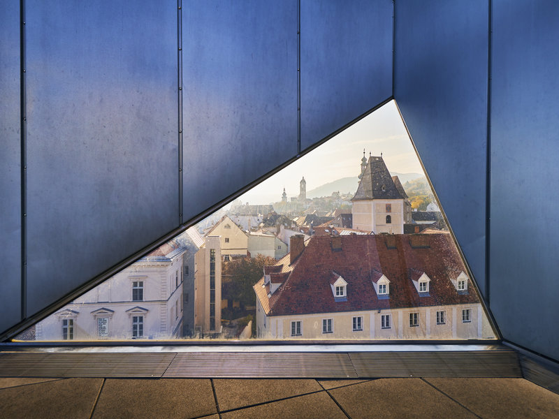 Blick durch Fenster der Landesgalerie NÖ