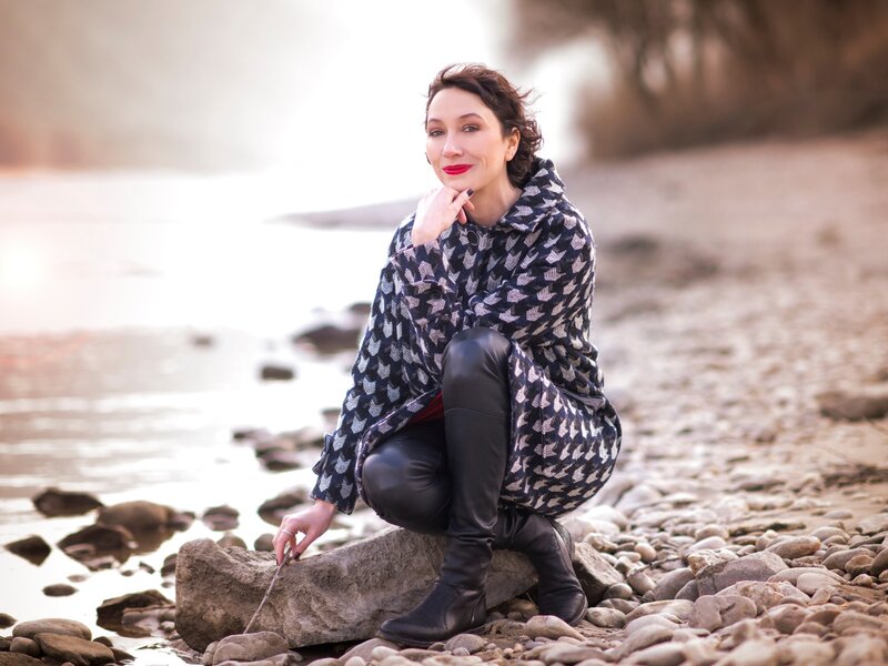 Ursula Strauss am Ufer sitzend