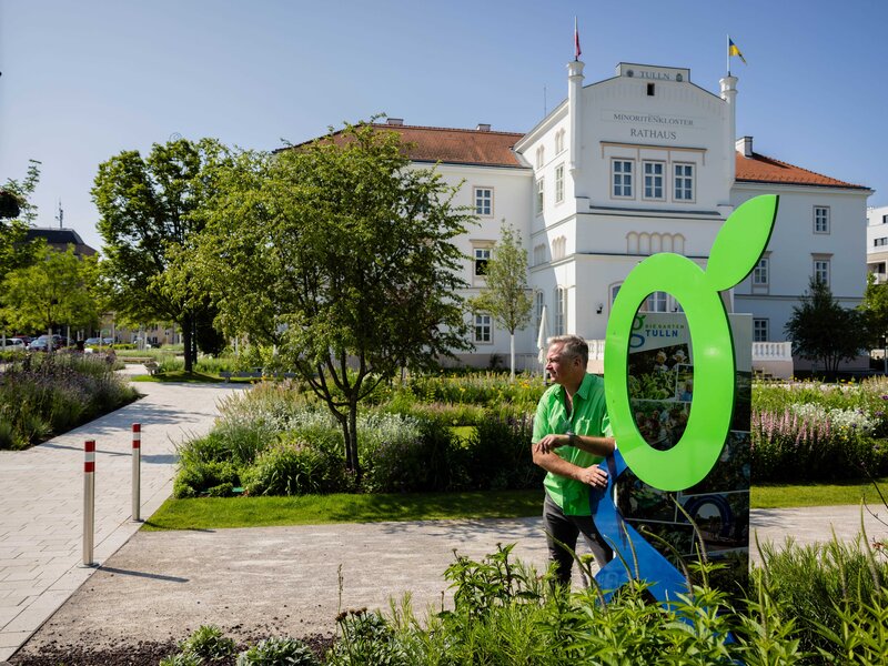 Stadtgärtner Mario Jaglarz am Nibelungenplatz