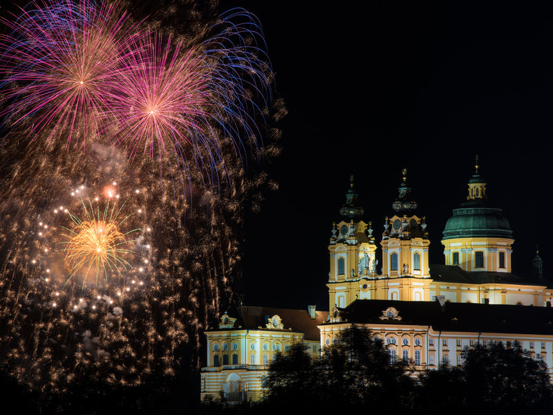 Feuerwerk zur Sonnenwende vor dem Stift Melk