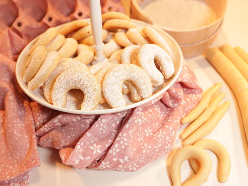 Traditionelle Vanillekipferl auf einer weißen Etagere