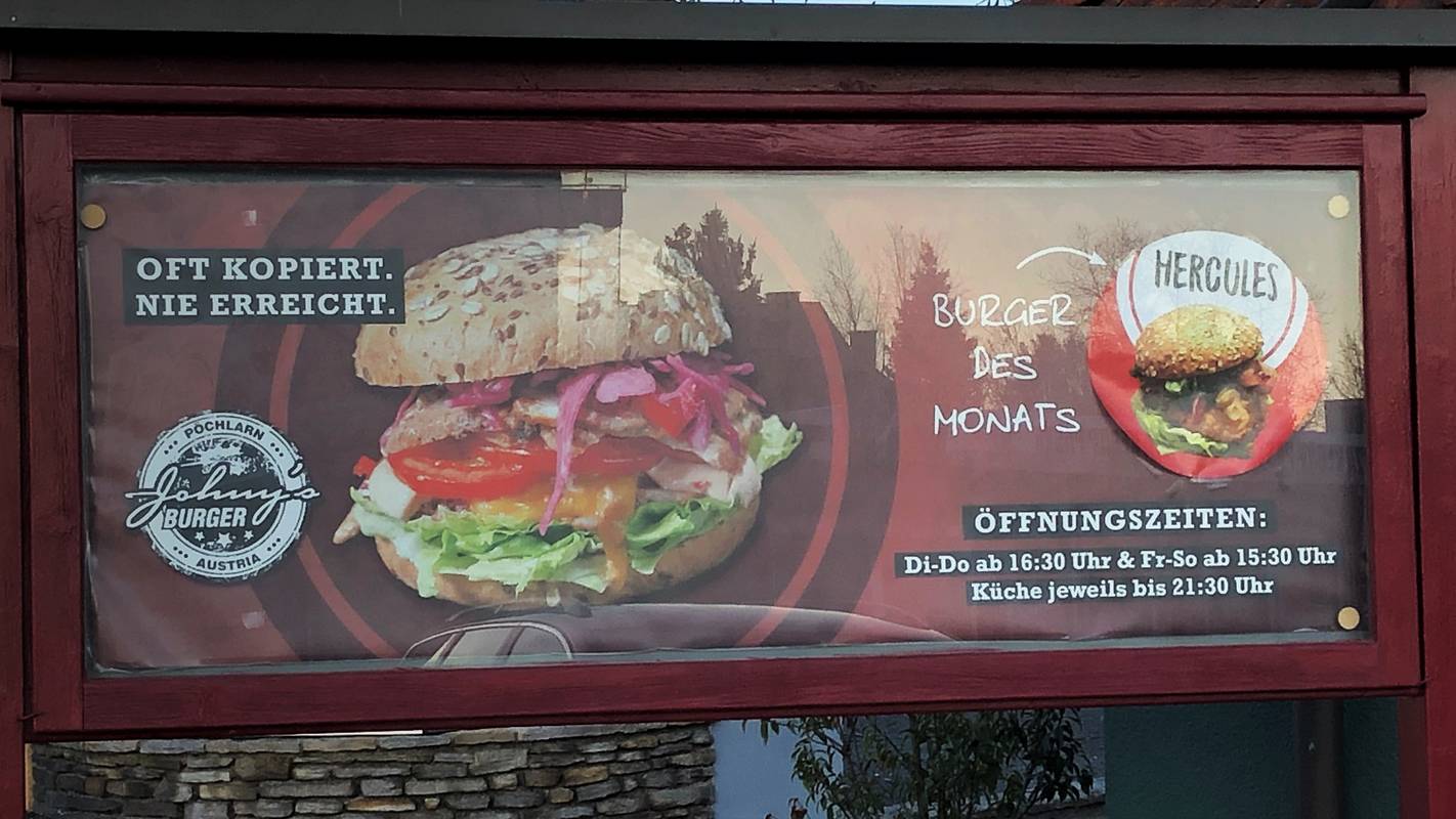 Johny's Infotafel vor dem Lokal in Pöchlarn
