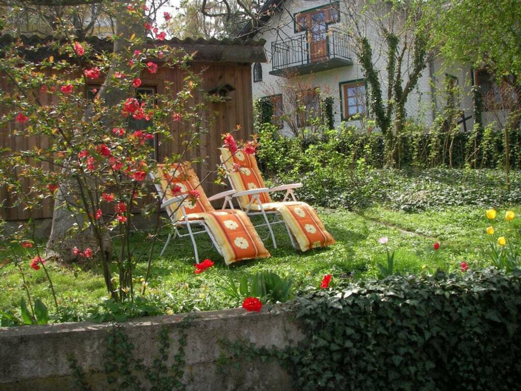 Gartenliegen im Garten 