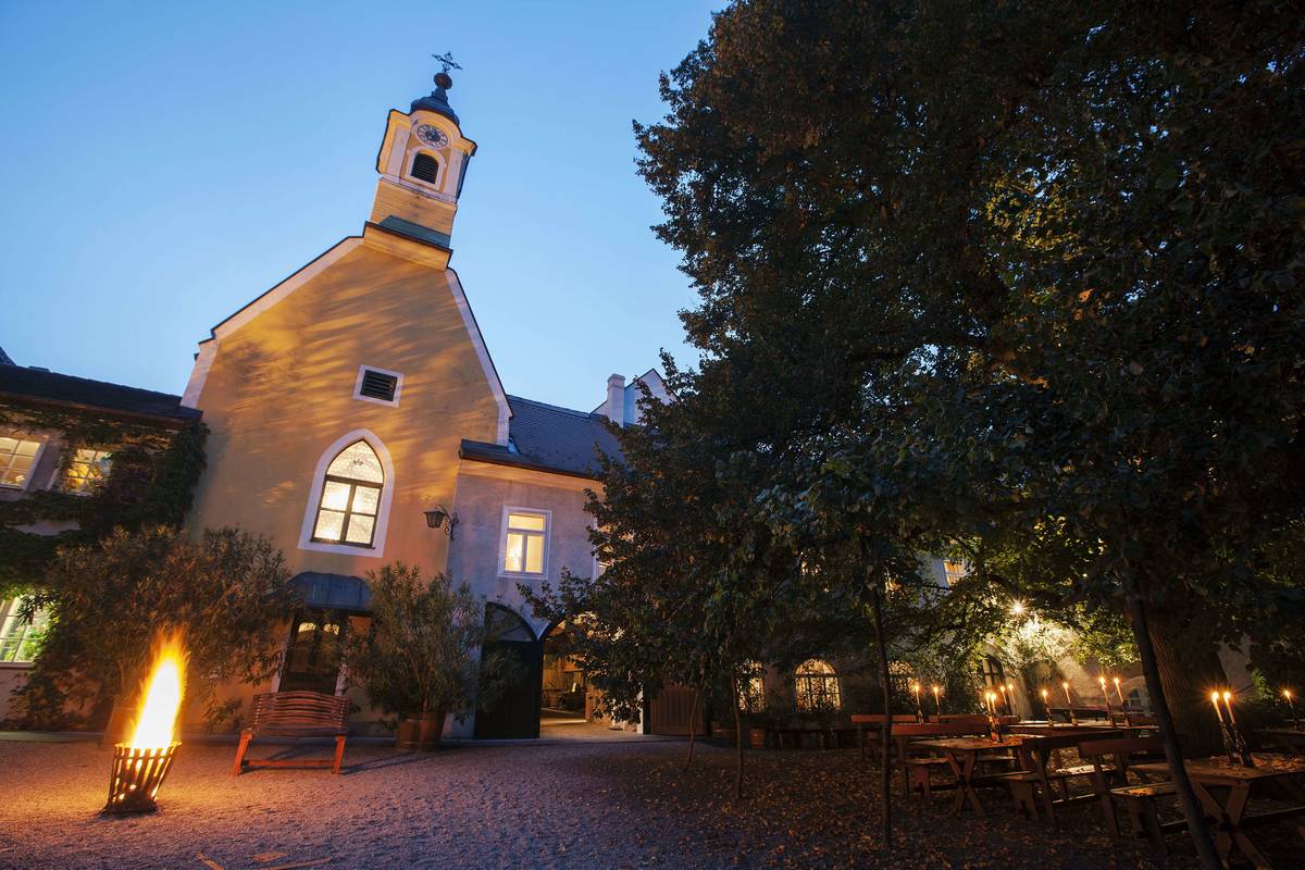 Hof mit Kapelle