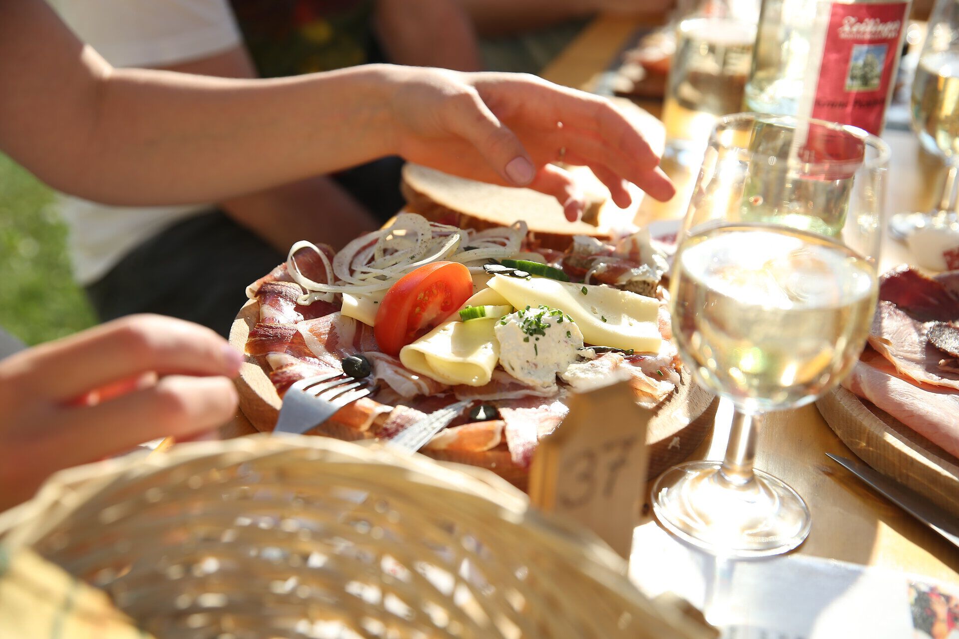 Enjoy the region's delicious specialties while the sun gently shines down on the table. Fresh ingredients and a welcoming atmosphere invite you to discover the flavors of autumn in Mos and share unforgettable moments with friends.