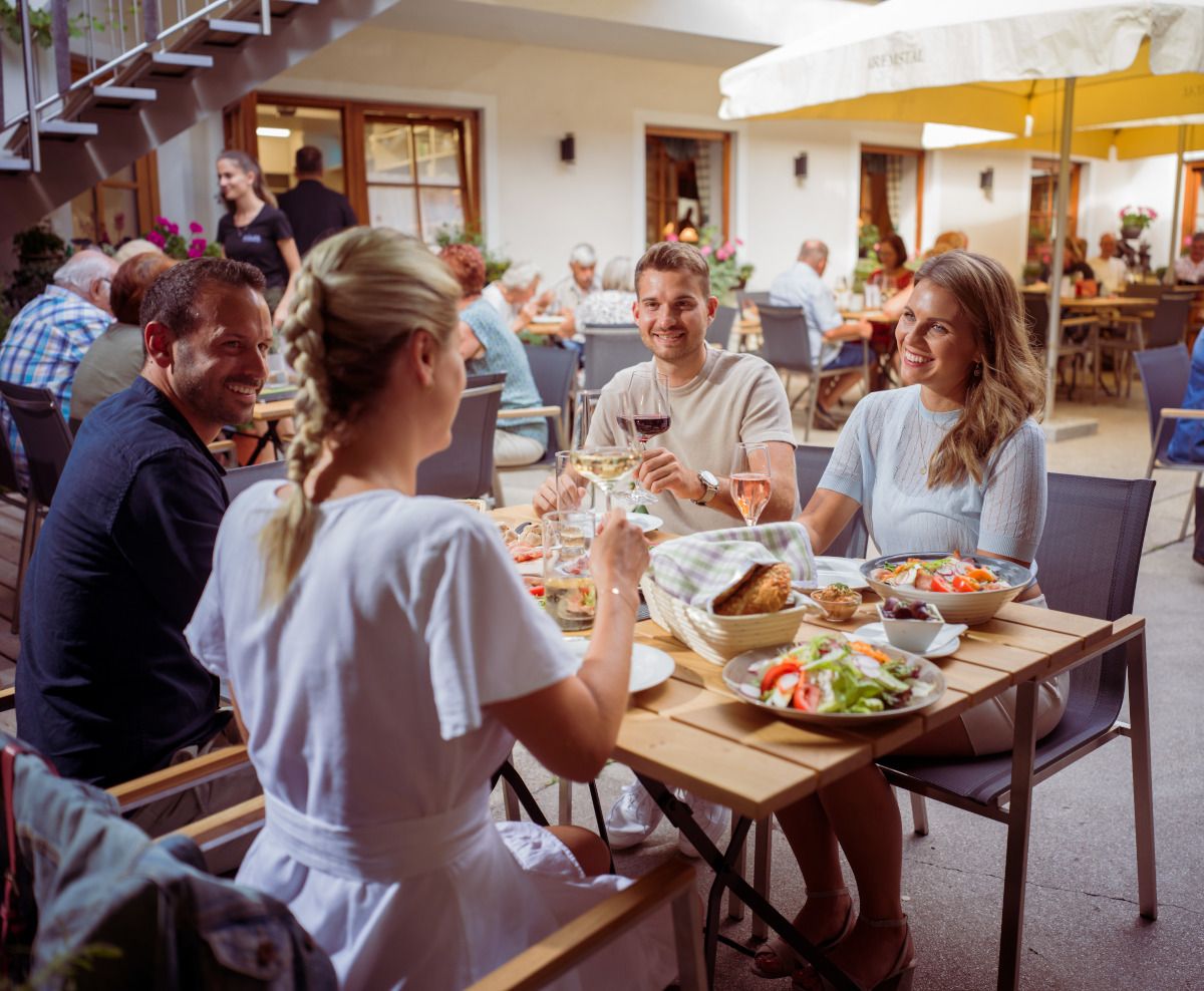 Vier Gäste beim Heurigen