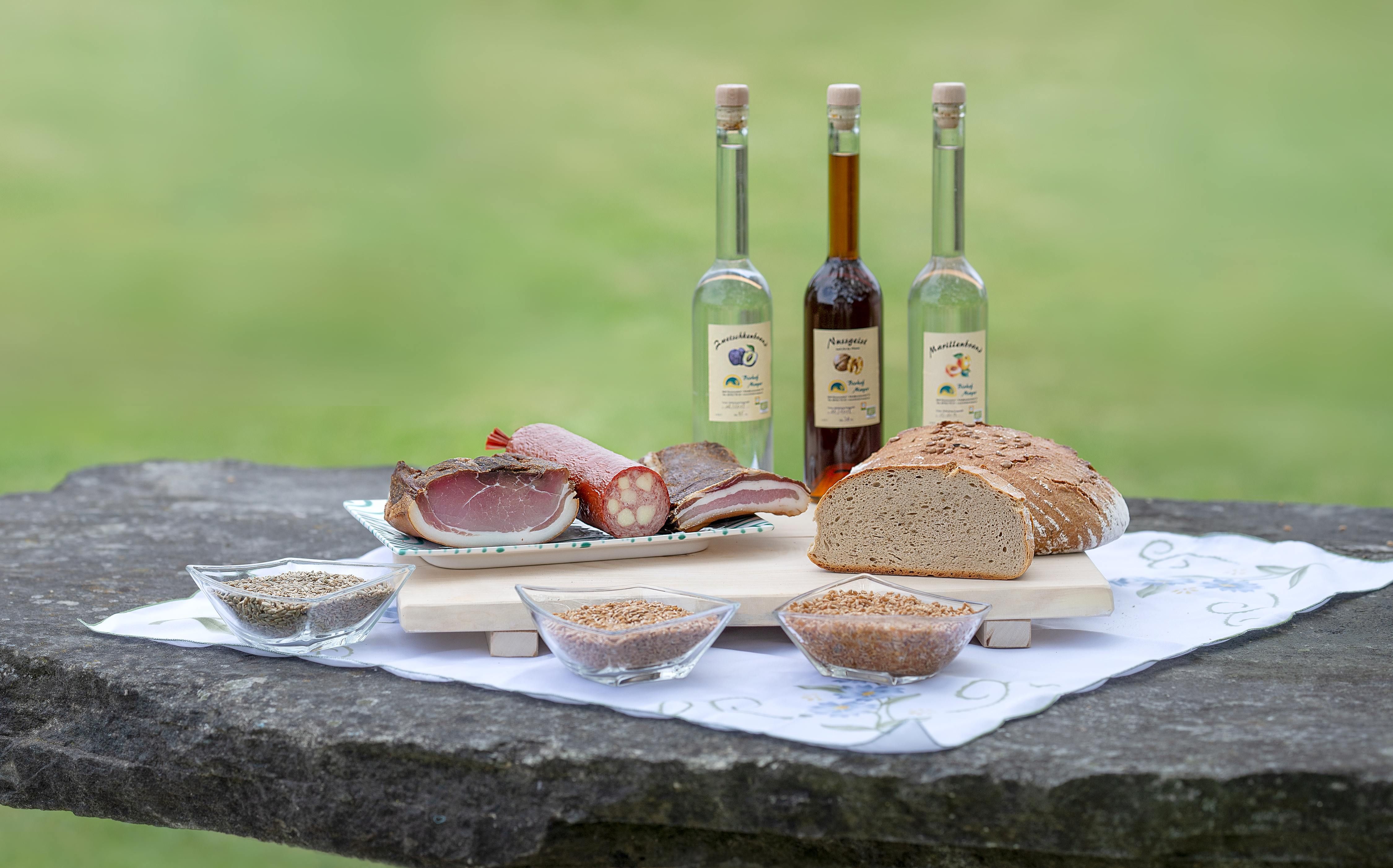 Verschiedene Bio-Produkte auf einem Tisch im Freien.