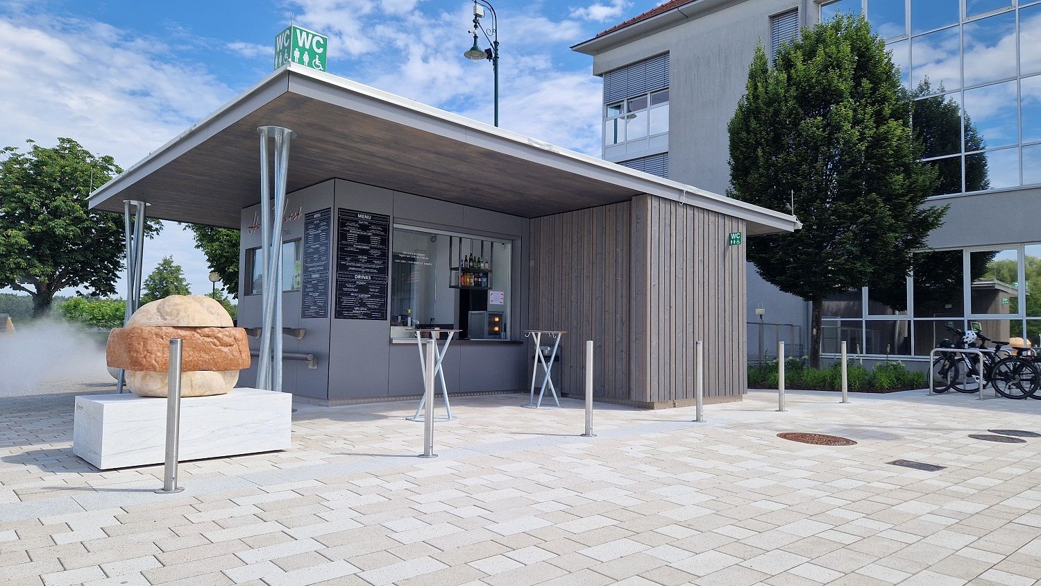 Hans Wurst Imbiss mit Stehtischen 