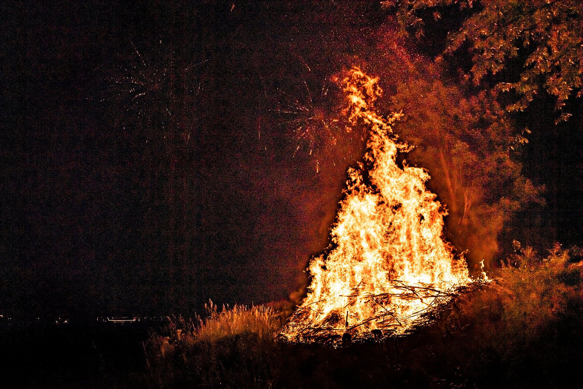 Ein brennendes Sonnenwendfeuer 