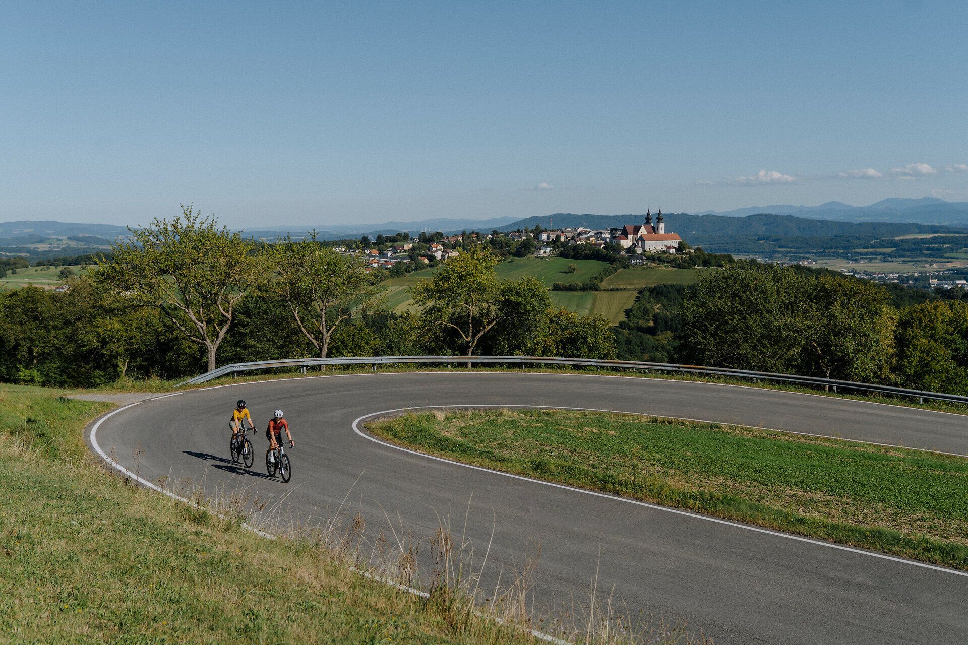 Zwei Radfahrer unterwegs im Nibelungengau auf der Panorama-Schatz-Tour mit Blick auf Maria Taferl