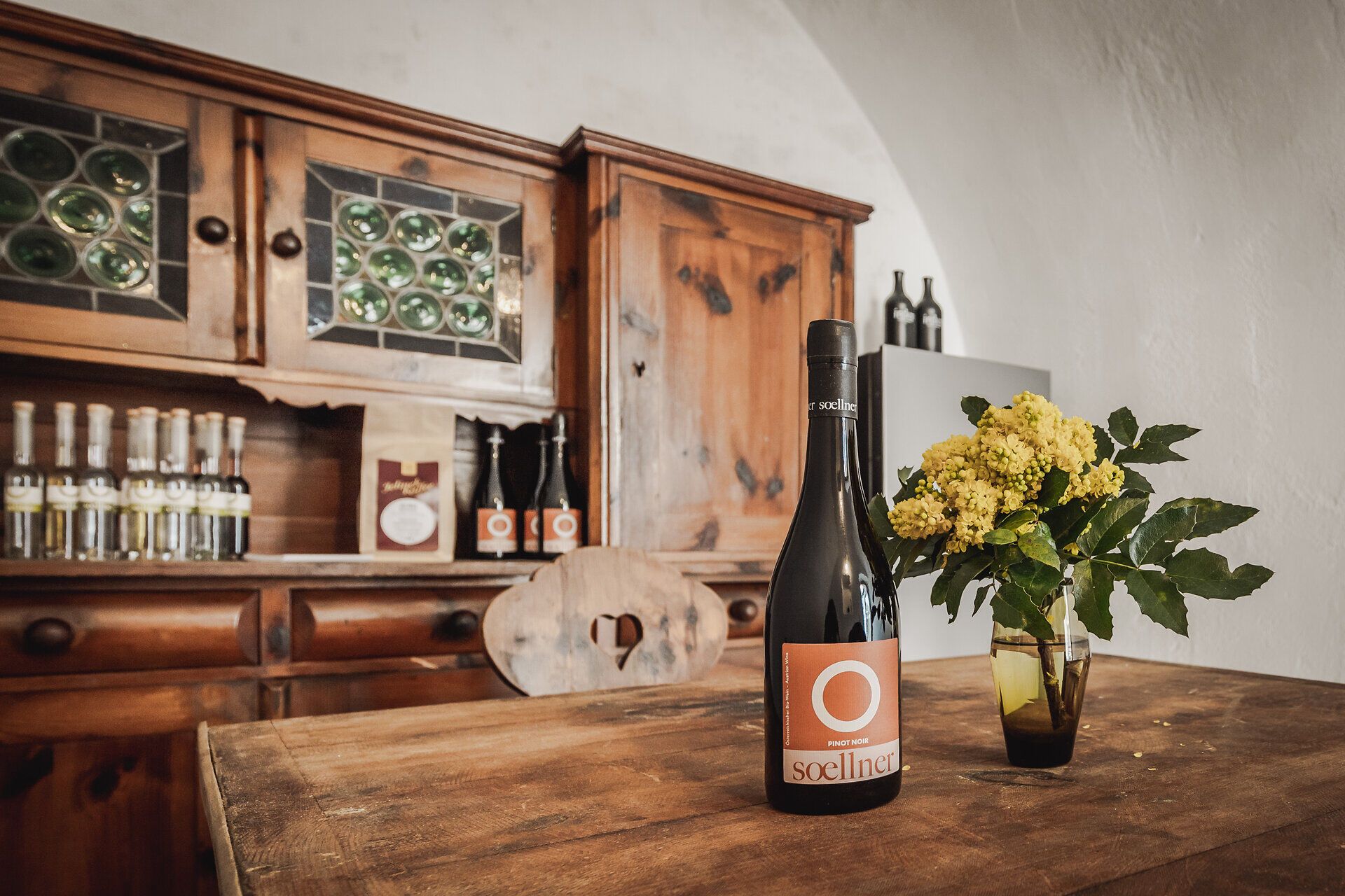 Rustikaler Holztisch mit Weinflasche am Tisch
