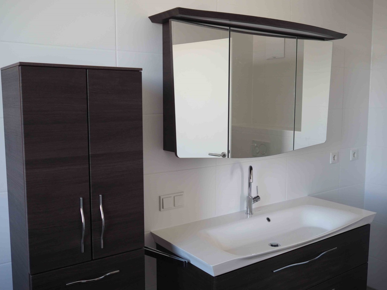 A modern bathroom with washbasin 
