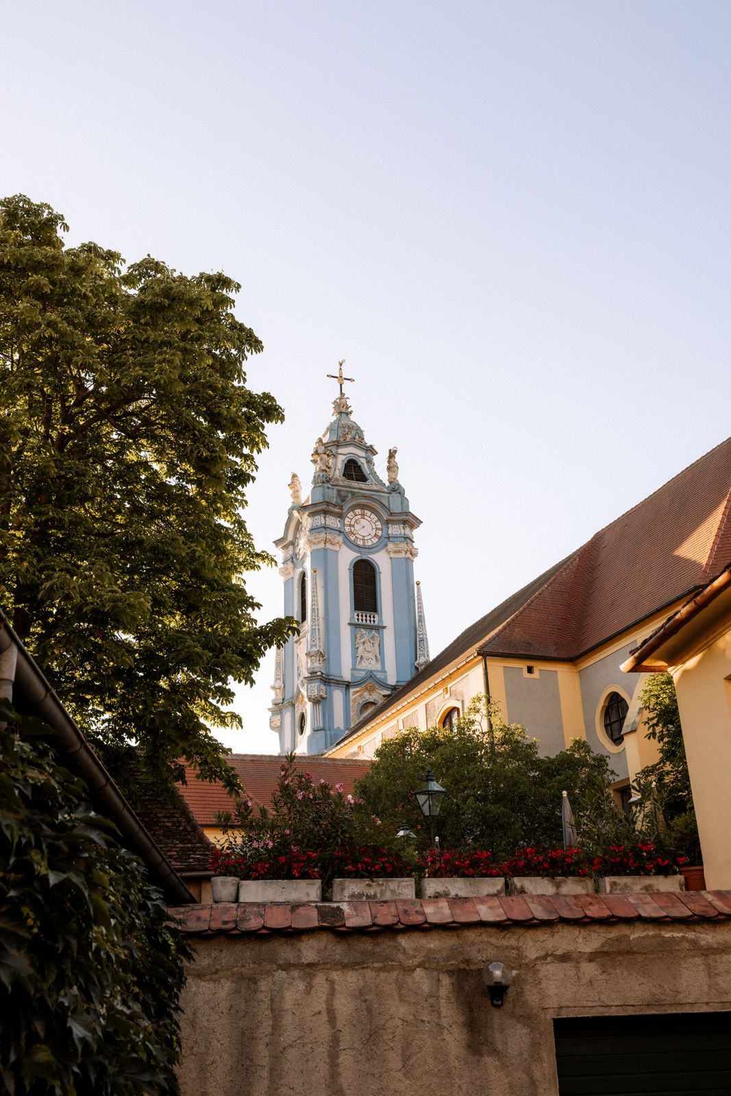 Kirchturm von Dürnstein mit blauem Himmel im Hintergrund.