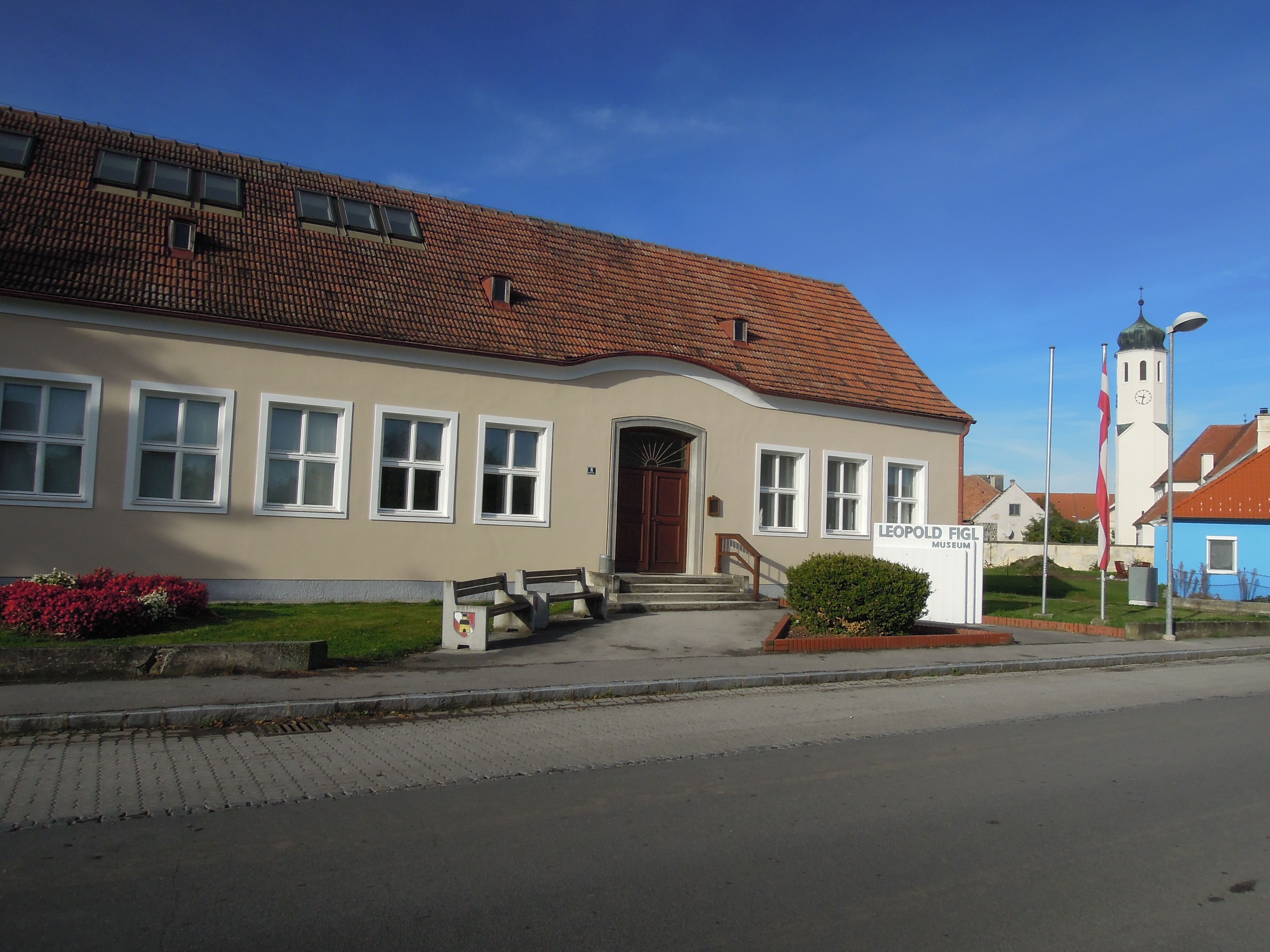 Leopold Figl Museum mit Kirche im Hintergrund.