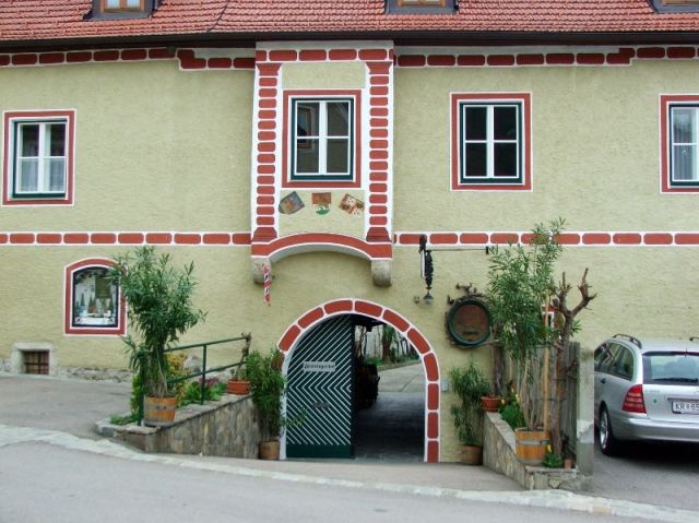 Historisches Gebäude mit Torbogen und roten Ziegeln.