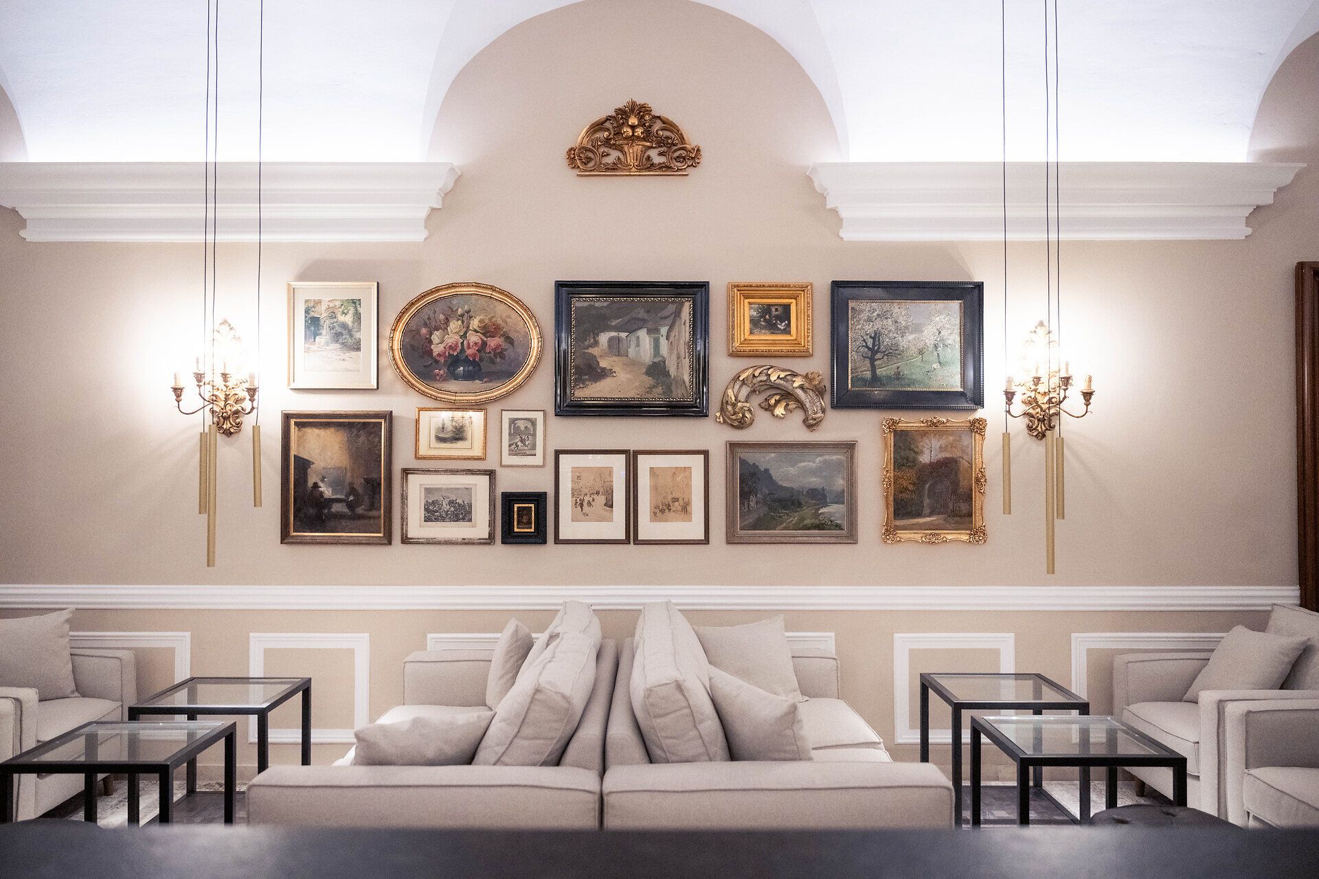 Der elegante Bar- und Rittersaal des Schlosses Dürnstein strahlt eine zeitlose Atmosphäre aus, die Besucher in die Geschichte eintauchen lässt. Die kunstvoll gestalteten Wände und die stilvollen Möbel laden zum Verweilen ein und bieten einen perfekten Ort für gesellige Stunden. Hier, umgeben von historischen Kunstwerken, wird jeder Moment zu einem unvergesslichen Erlebnis.