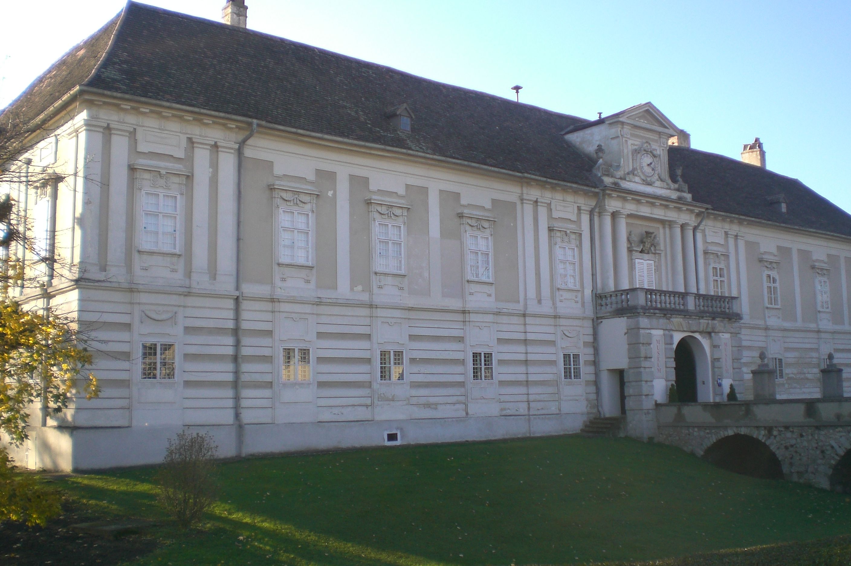 Schloss Rohrau mit klassizistischer Fassade und Balkon.