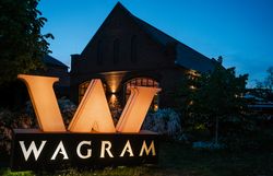 Alte Scheune in Grafenegg mit dem dem Wagram Logo im Vordergrund