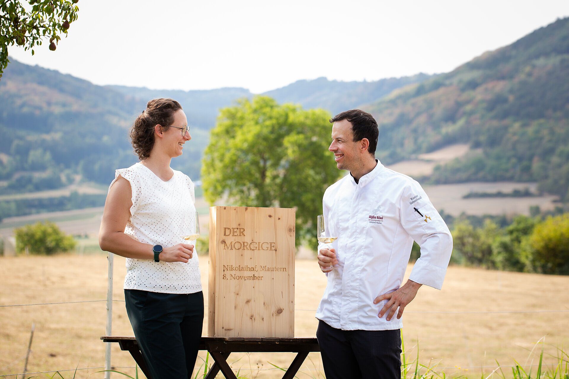 Maria Denk und Roman Siebenhandl neben der Weide von Matthias Penner