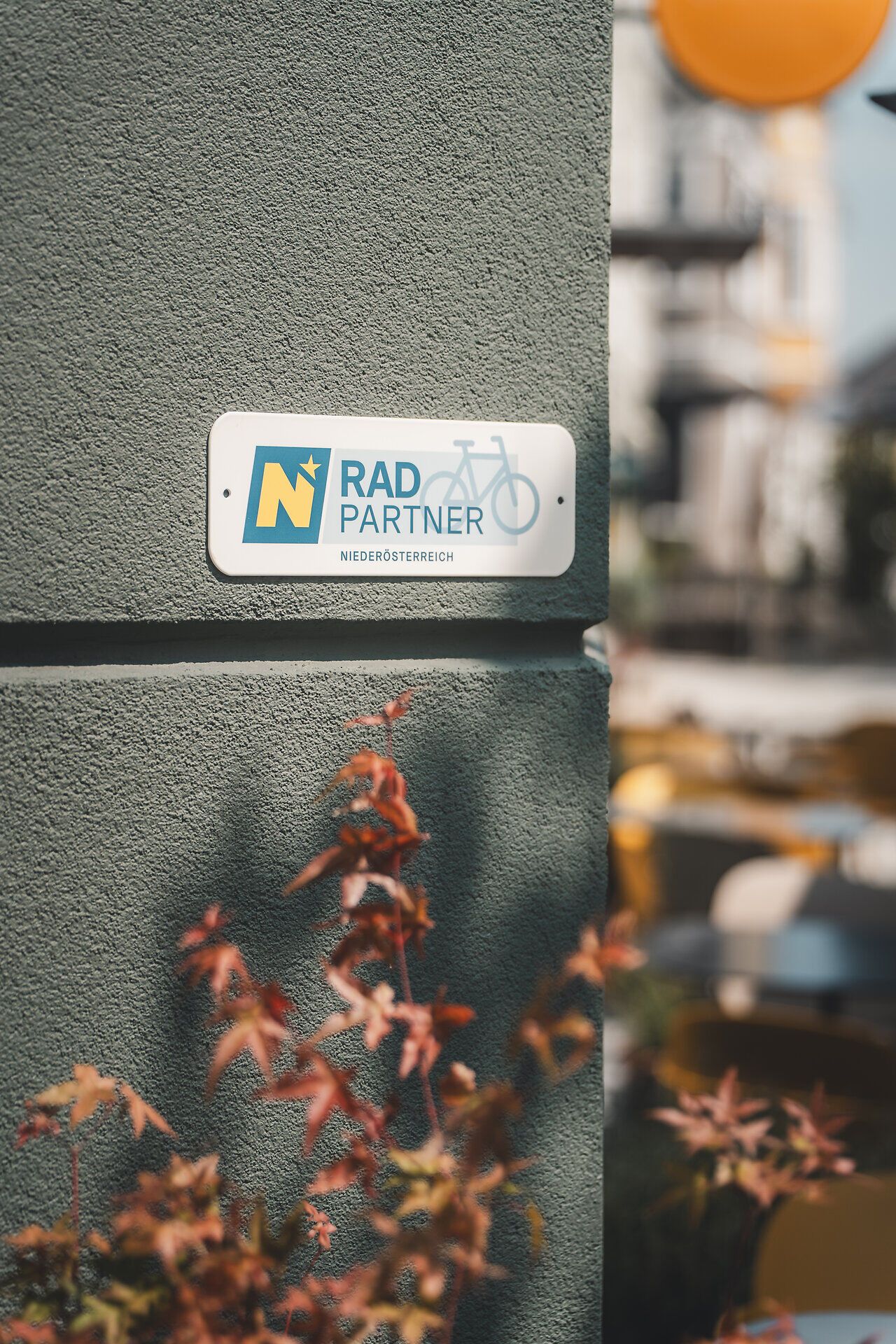 Radpartner-Schild an einer Außenfassade