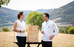 Maria Denk und Roman Siebenhandl neben der Weide von Matthias Penner
