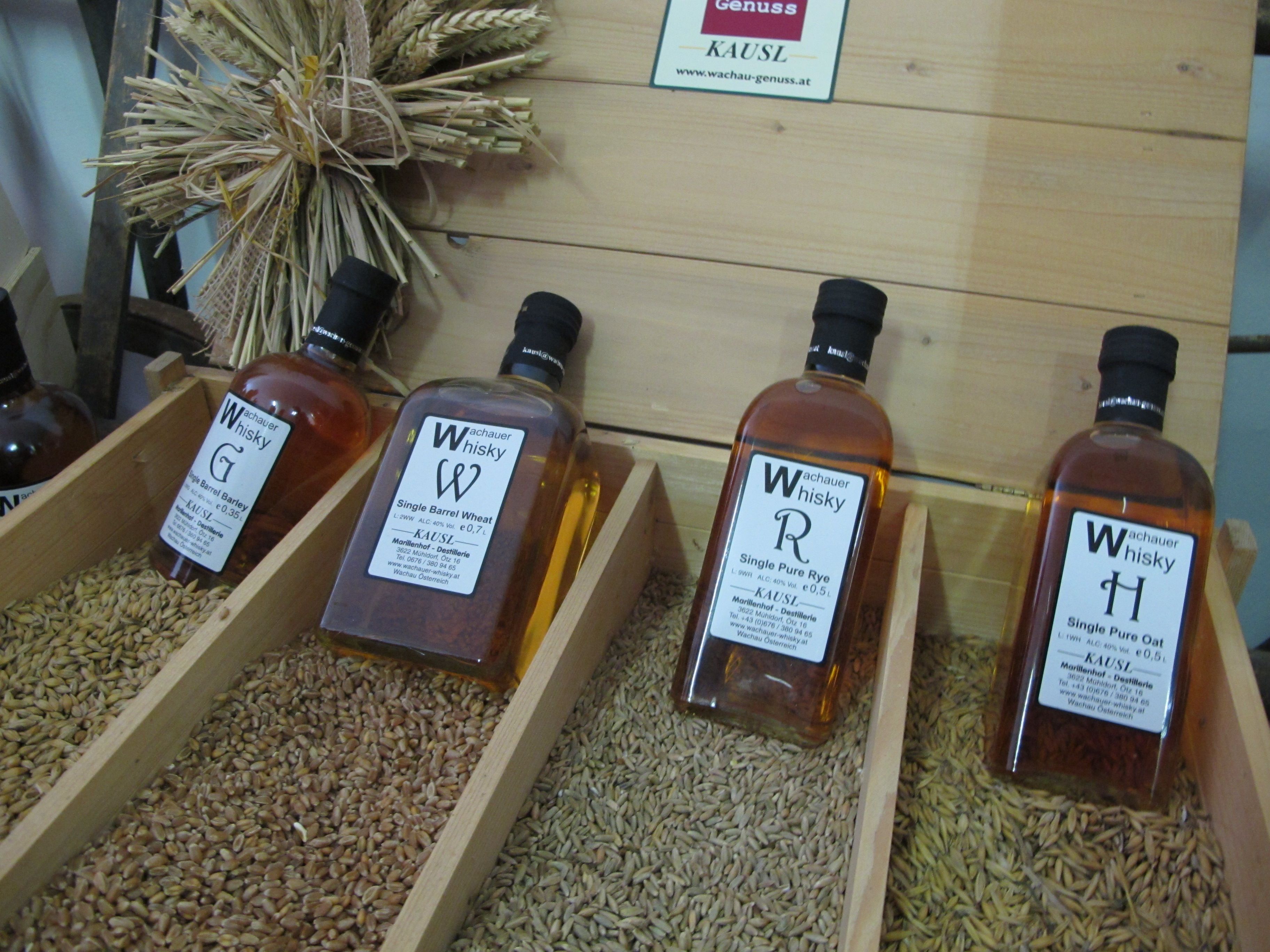Flaschen Wachauer Whisky auf Getreidekörnern ausgestellt.