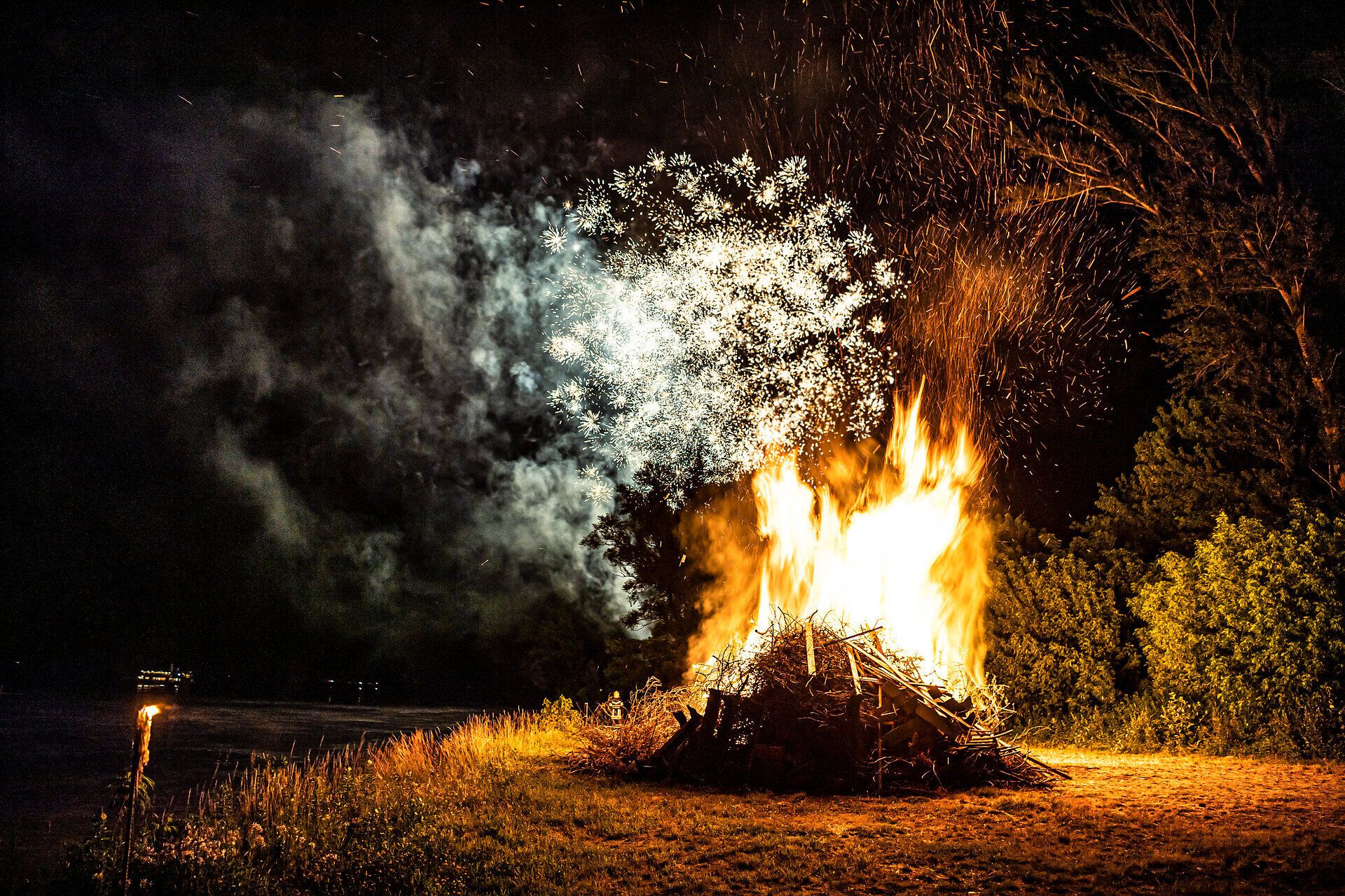 Sonnwendfeuer in der Wachau