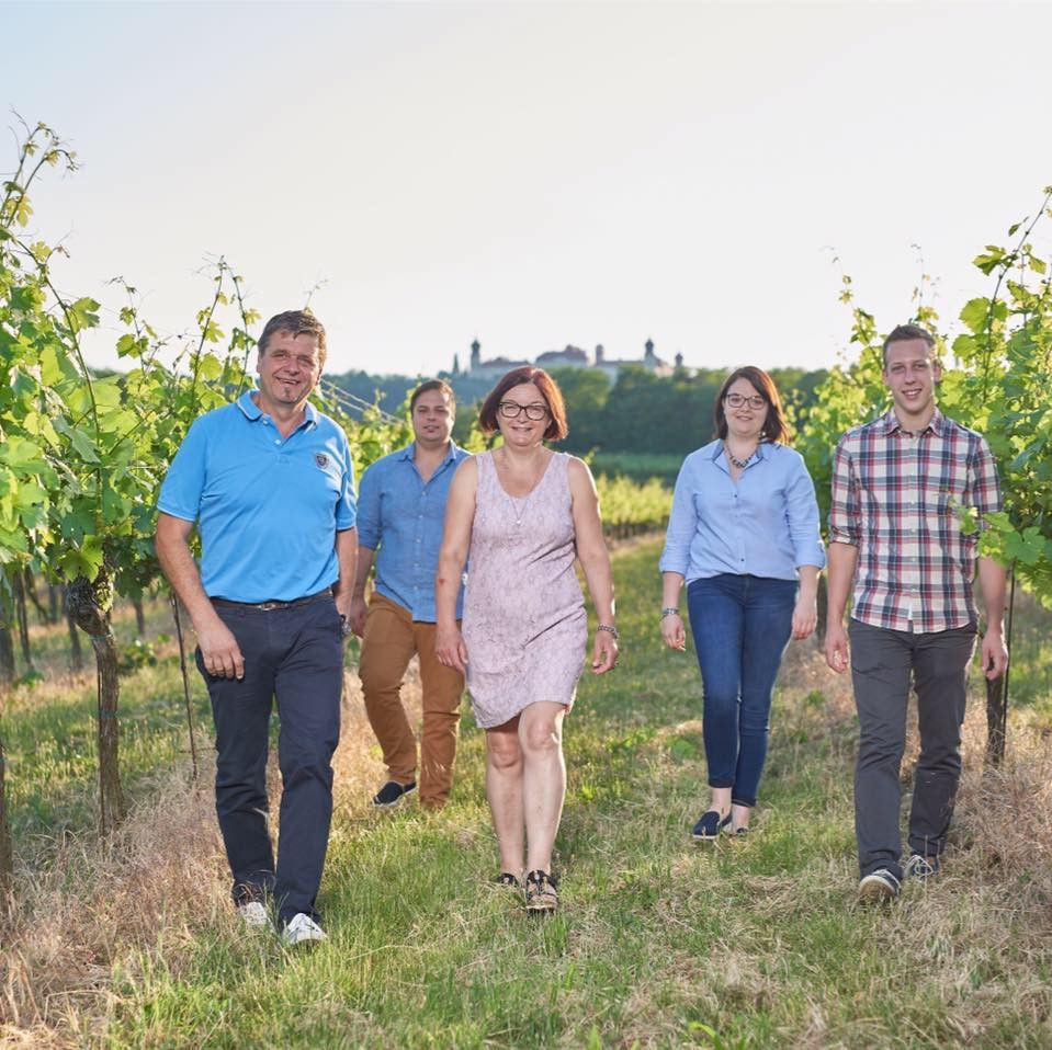 Familie Holzheu im Weingarten