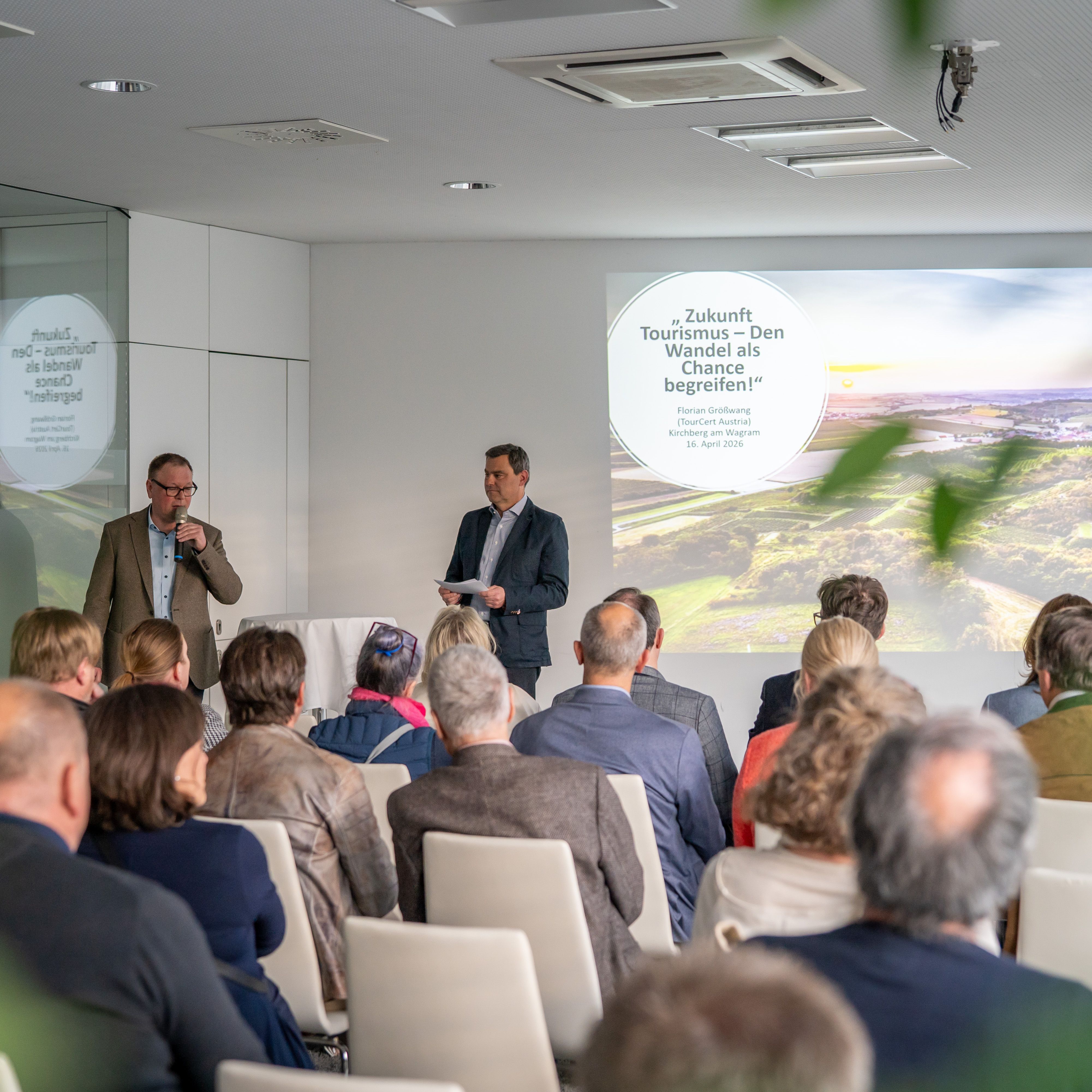 Teilnehmerinnen und Teilnehmer verfolgen eine Präsentation beim Tourismusdialog am Wagram 2026 in Kirchberg am Wagram.