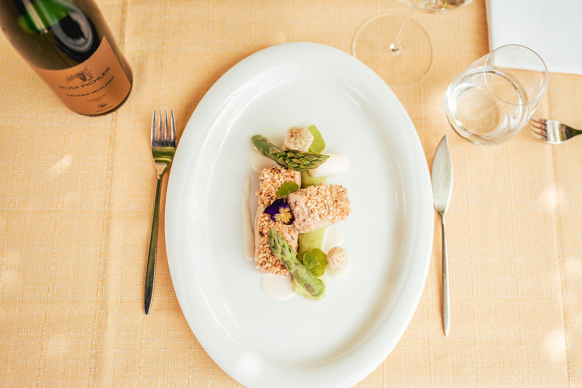 Eine bunte Speisenkreation auf einem weißen Teller.