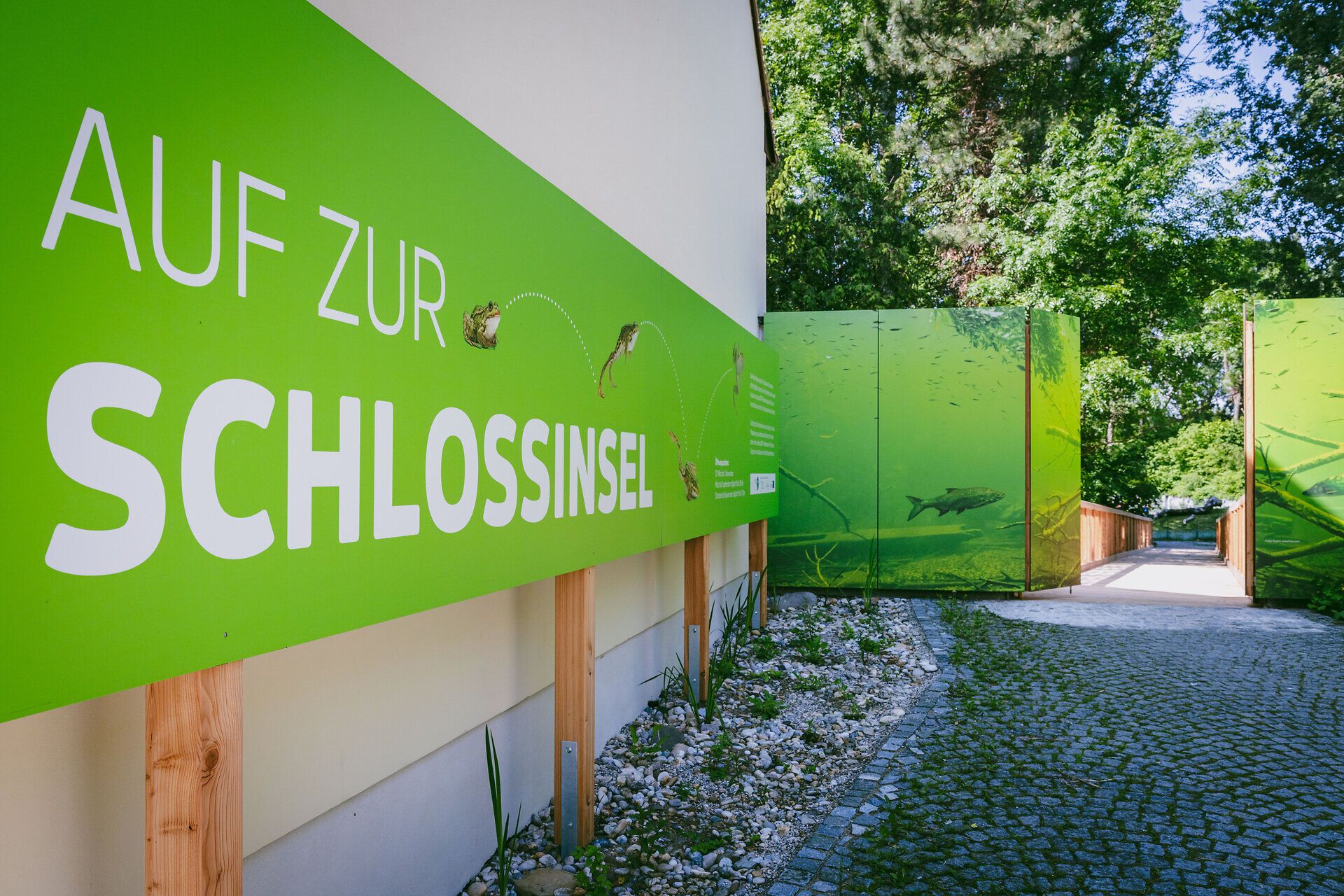 Einladende grüne Tore öffnen sich zu einem malerischen Ort, wo die Natur in voller Pracht erblüht. Die sanften Wellen der Donau spiegeln die Schönheit der Umgebung wider und laden zu einem unvergesslichen Erlebnis im Nationalpark Donau-Auen ein.