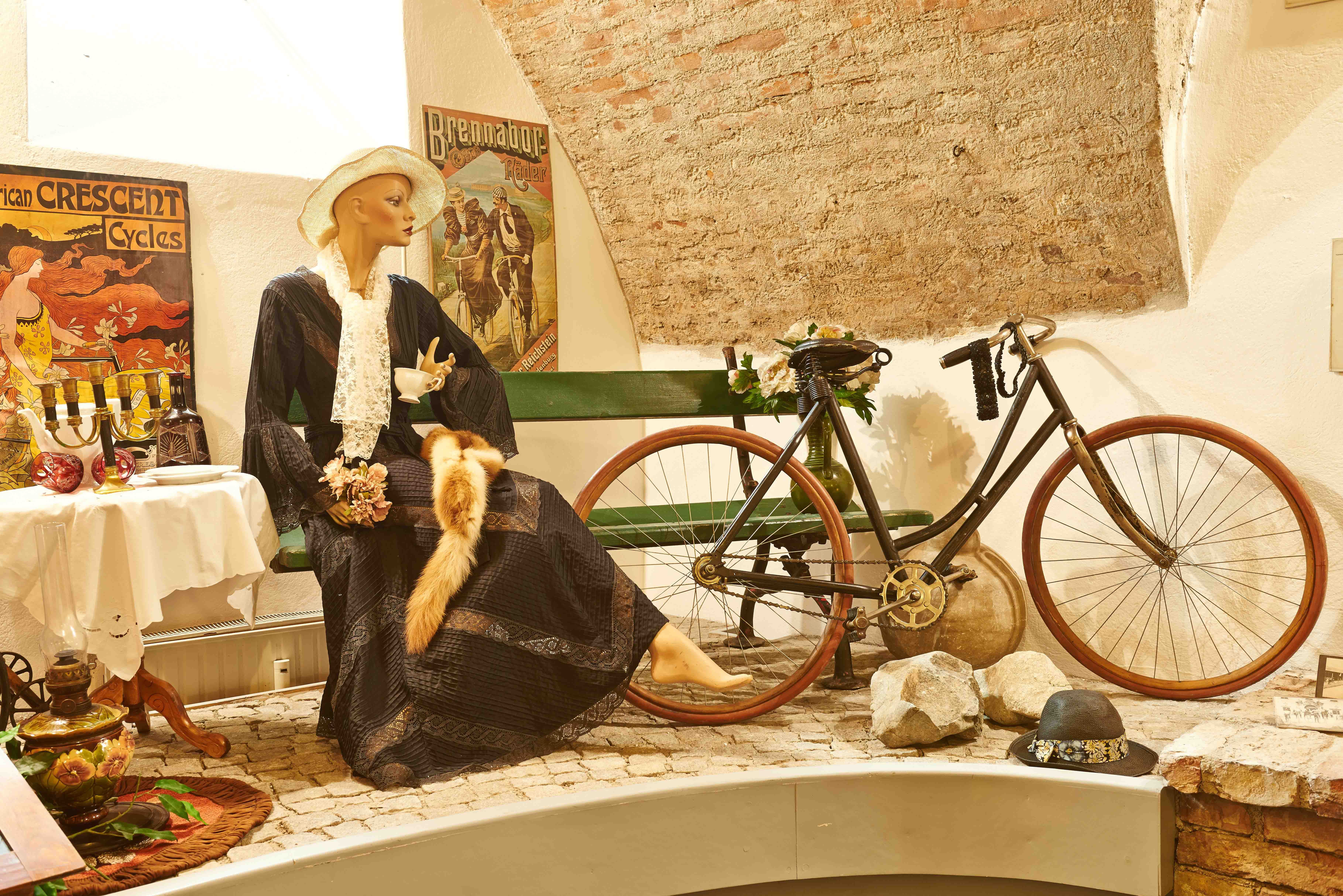 Ein altes Fahrrad mit einer Puppe im Fahrradmuseum ausgestellt.