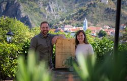 Marie-Theres Essl und Niko Rehrl-Fischer stoßen mit einem Glas Wein an