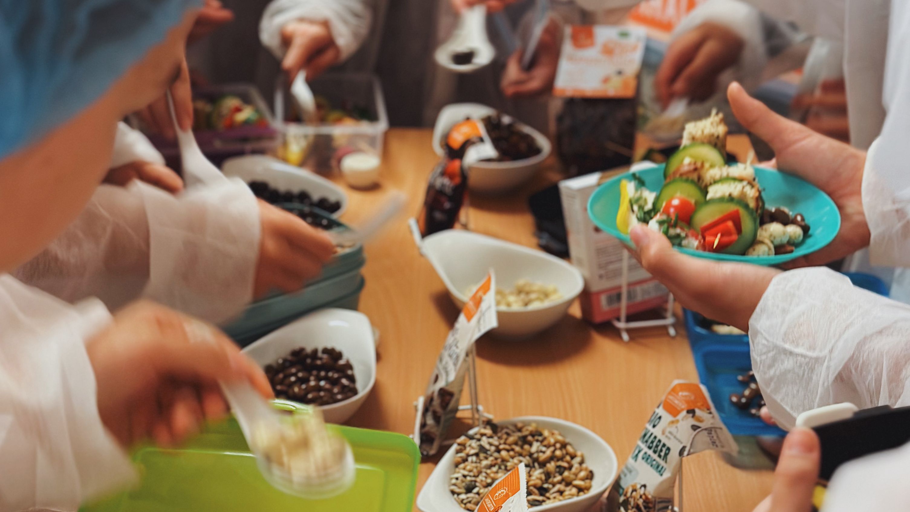 Kinder füllen Jausenboxen mit Snacks der Firma Landgarten