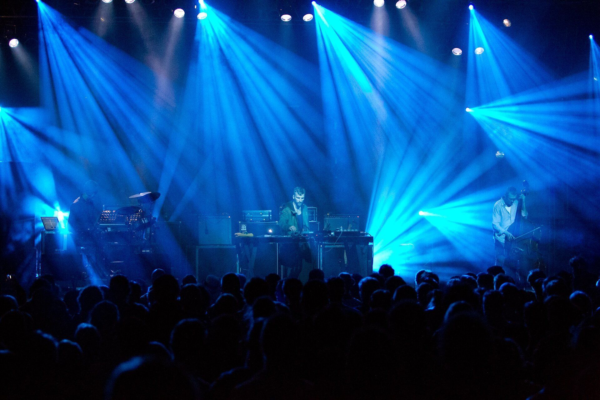 Ein faszinierendes Lichtspektakel erhellt die Bühne, während die Menge in Vorfreude auf die bevorstehenden Darbietungen wartet. Die pulsierenden Klänge der Musik vermischen sich mit der elektrisierenden Atmosphäre, die das Festival zu einem unvergesslichen Erlebnis macht.