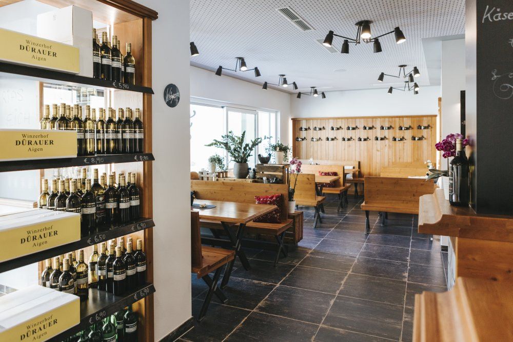 Im gemütlichen Lokal mit guten Weinen und Speisen...