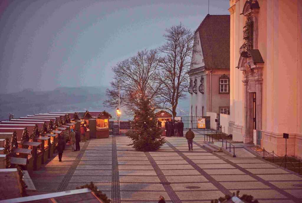 Vorplatz der Basilika mit den Adventhütten