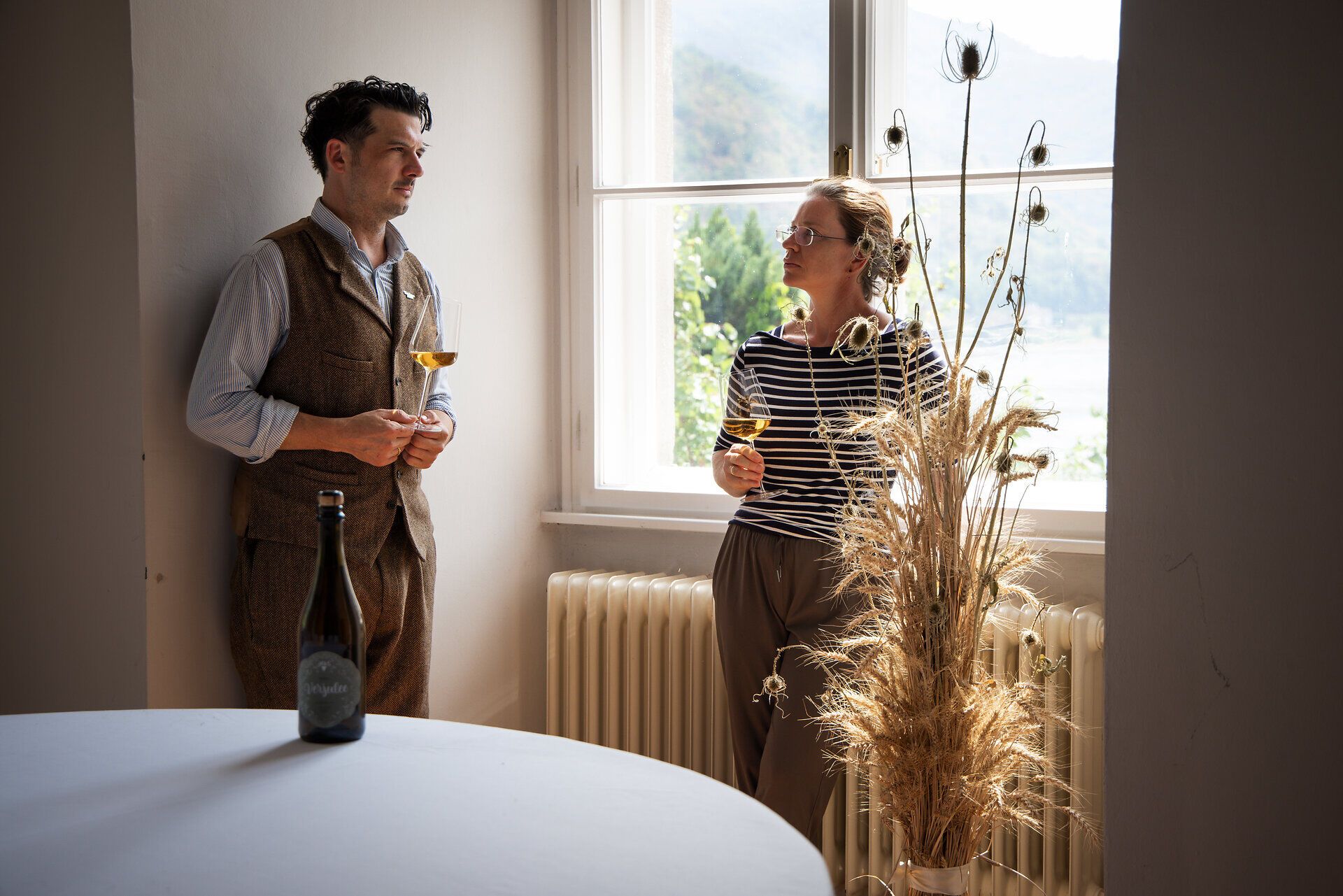 Hartmuth Rameder und Theresa Harm in einem Raum der Hofmeisterei