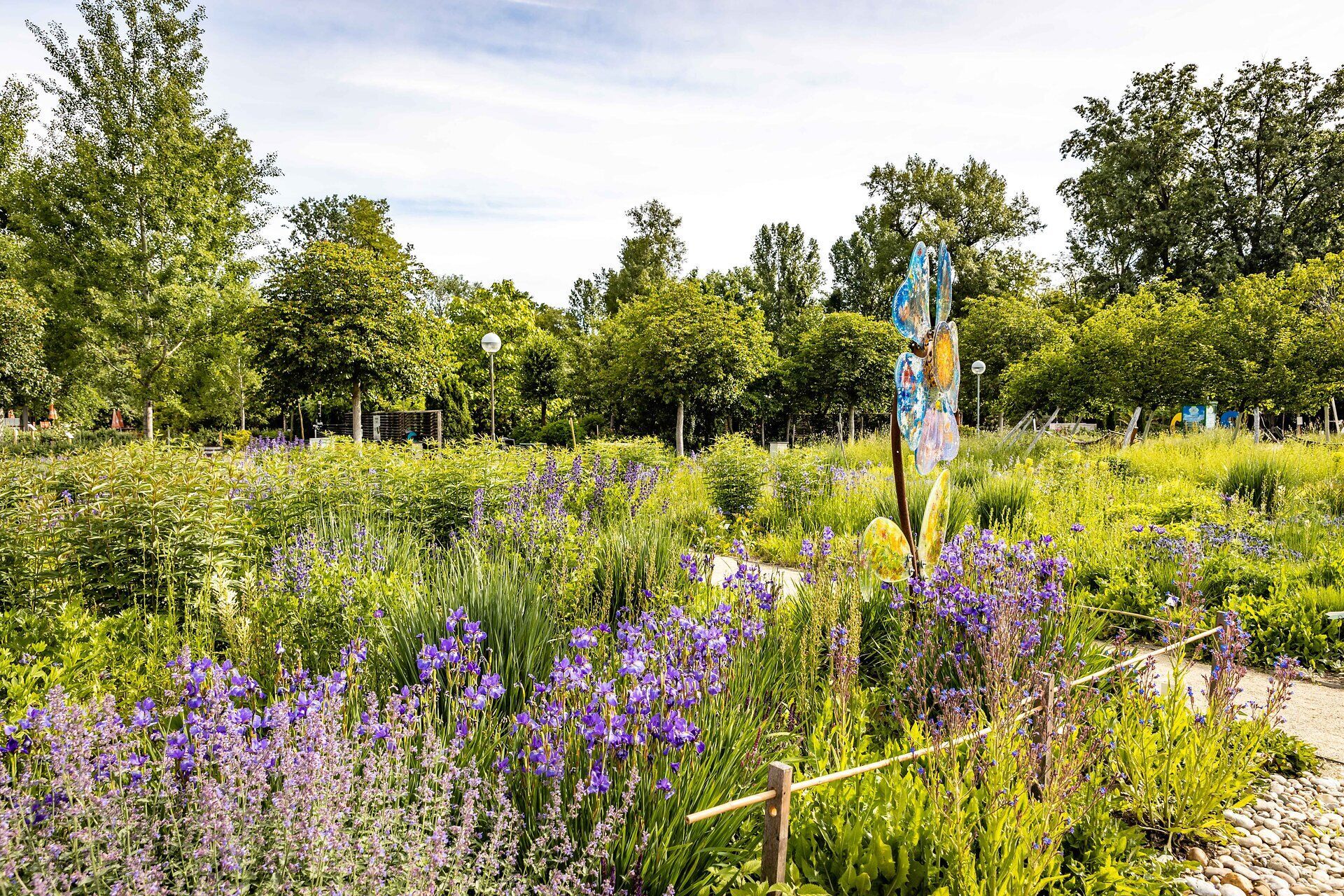 Inmitten einer blühenden Oase entfaltet sich die Farbenpracht der Lavendel- und Irisfelder, die den Frühling in voller Blüte zelebrieren. Die sanften Hügel und üppigen Bäume laden dazu ein, die Seele baumeln zu lassen und die frische Luft zu genießen. Ein wahres Paradies für Naturliebhaber und Erholungssuchende.