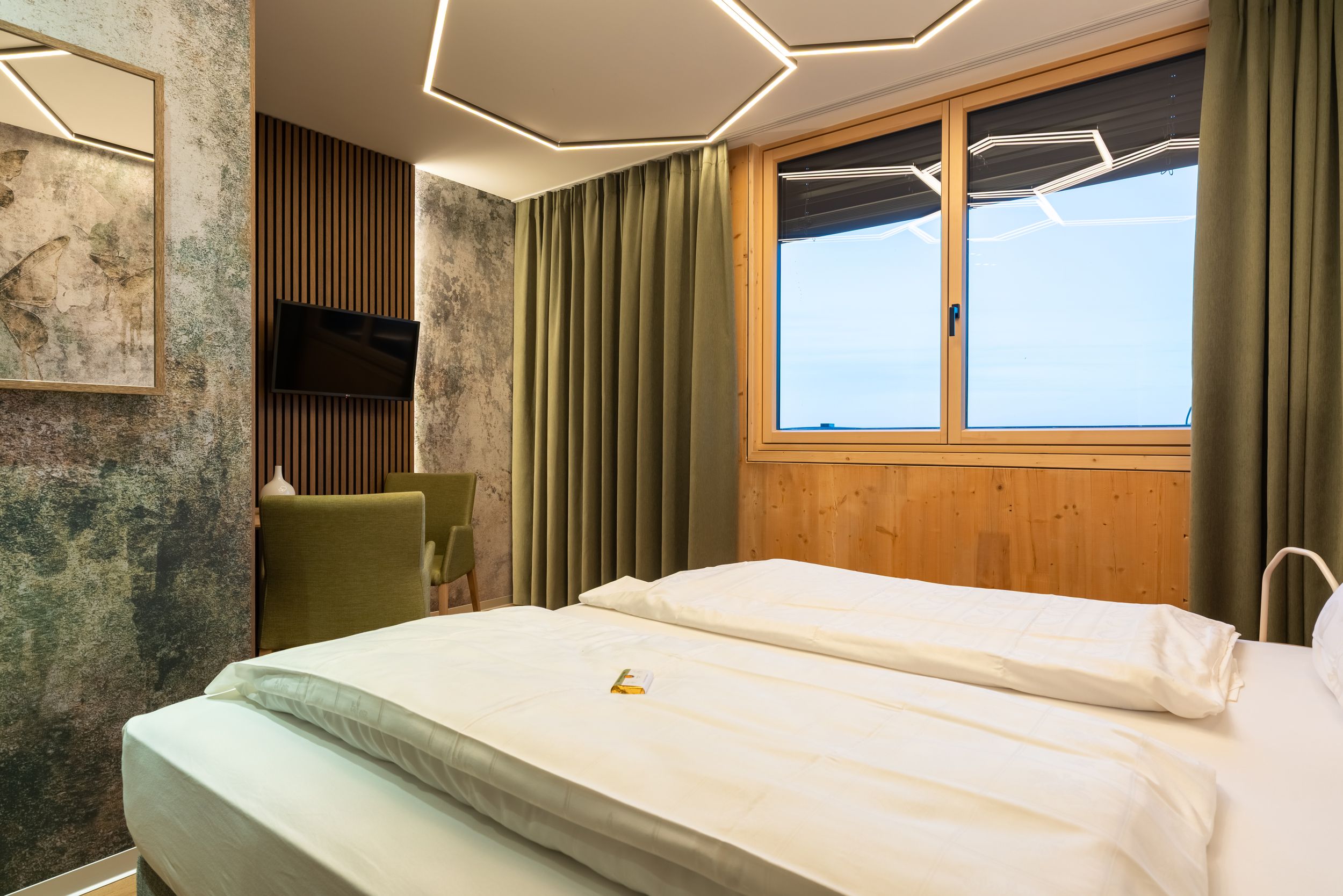 Doppelbett in einem Hotelzimmer