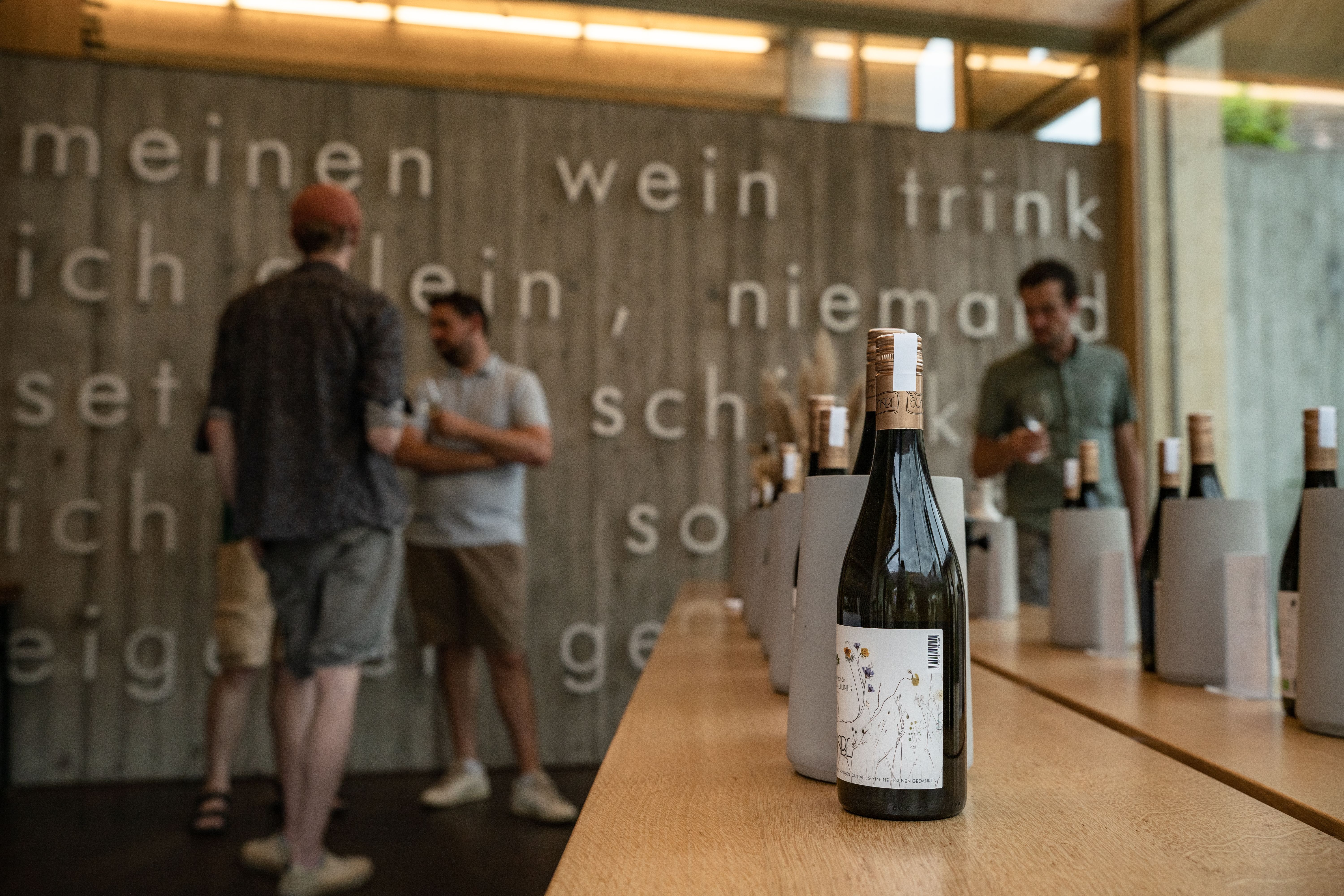 4 Männer im Verkostungsraum