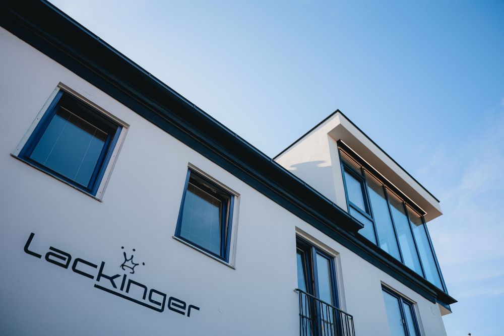 Fassade mit Schriftzug