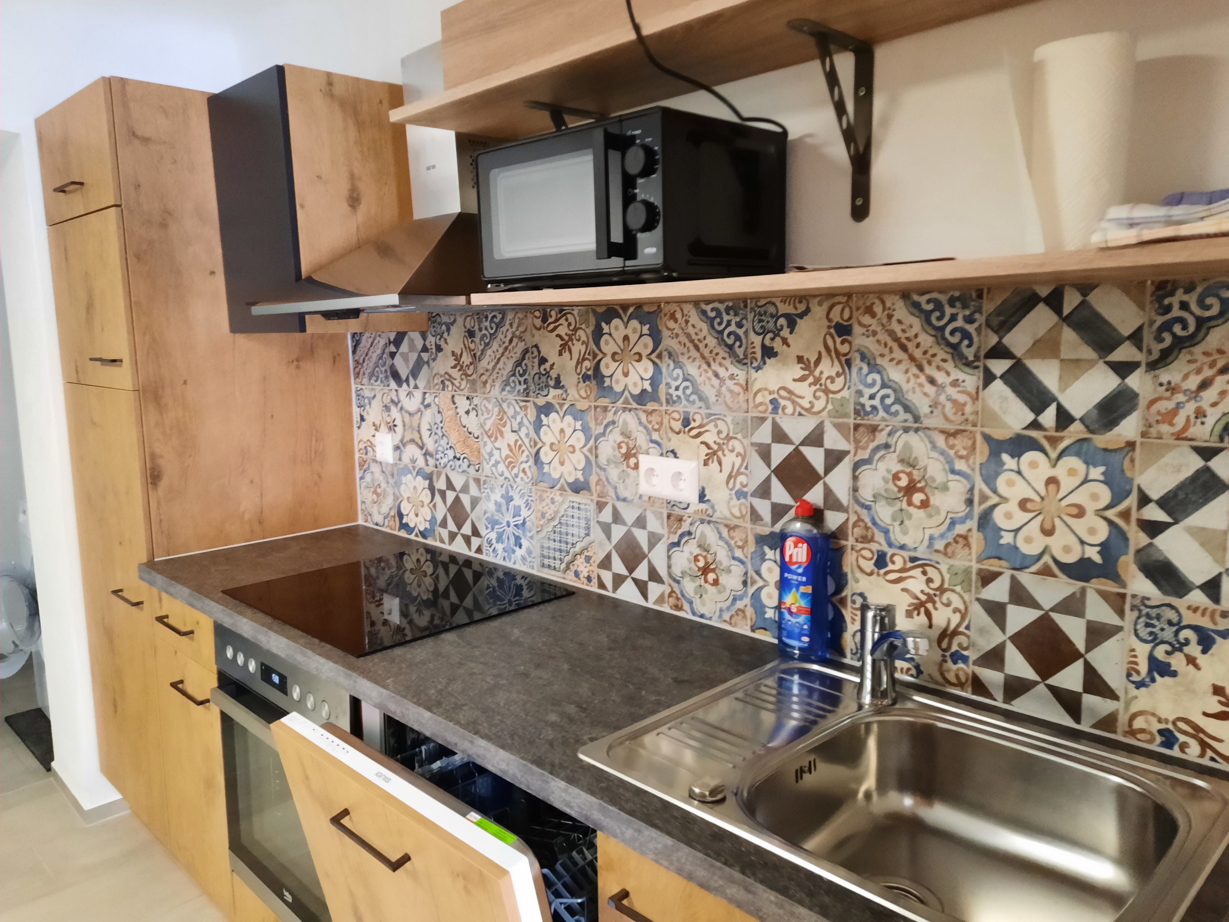 Küchenzeile mit Elektrogeräten 