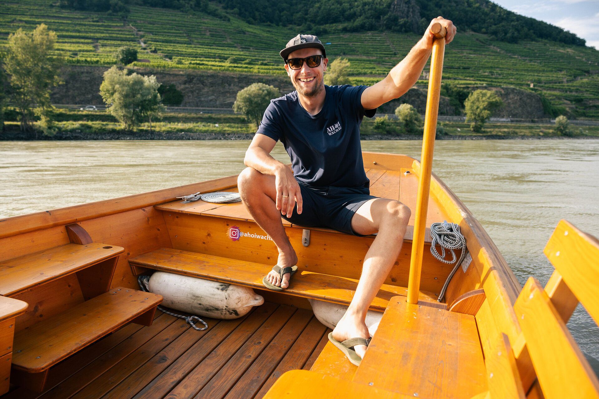 Geschäftsführer von Ahoi Wachau sitzt auf seiner Zille auf der Donau