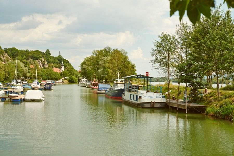 Boote im Marbacher Hafen an einem bewölkten Tag.