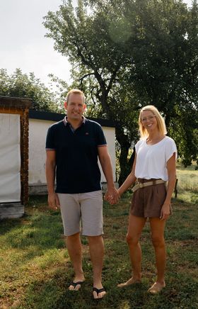 Mann und Frau vor einem Schild von Gartners Urgetreide.