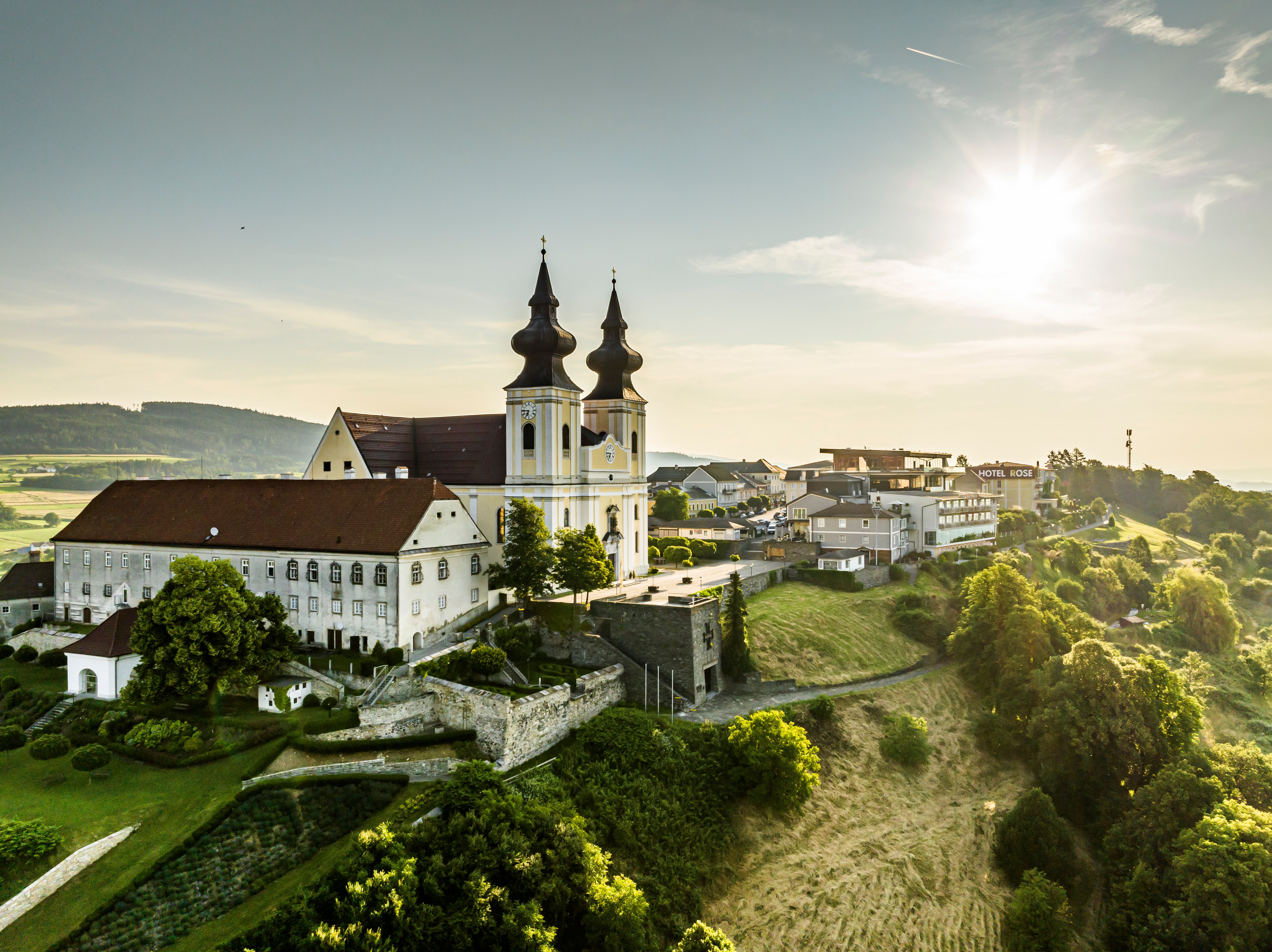 Garten mit Brunnen und Blick auf die Donau.