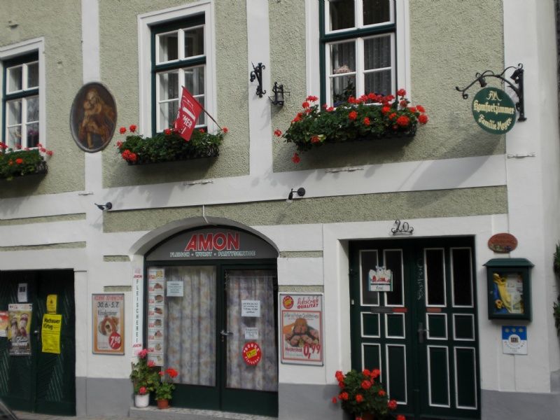 Außenansicht eines Gebäudes mit Blumen und Schildern.
