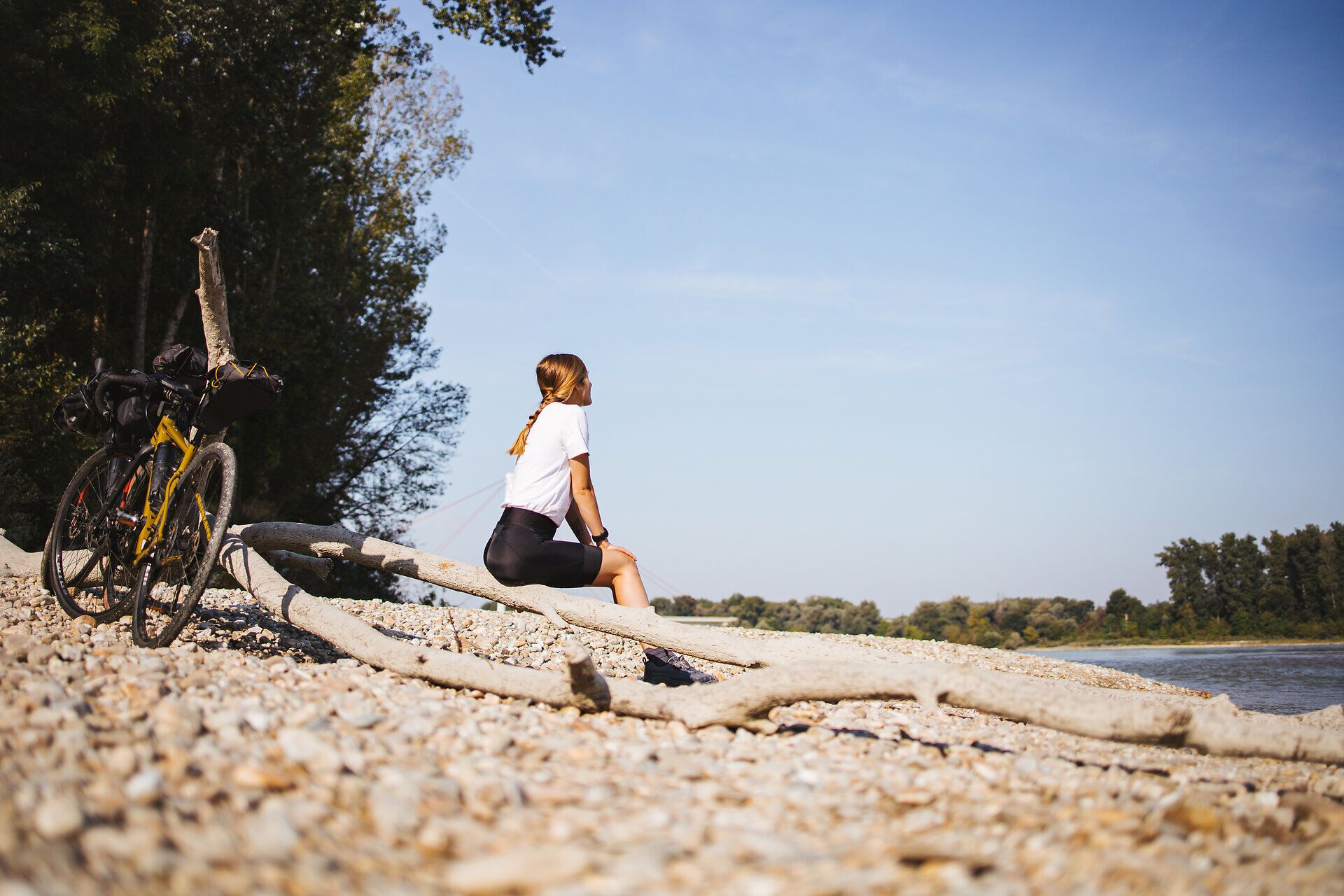 Am Ufer der Donau, umgeben von sanften Wellen und dem Rascheln der Blätter, findet man einen perfekten Ort zur Entspannung. Die warmen Sonnenstrahlen laden dazu ein, die Seele baumeln zu lassen und die Schönheit der Natur zu genießen. Hier, wo der Donauradweg verläuft, wird jeder Moment zu einem unvergesslichen Erlebnis.