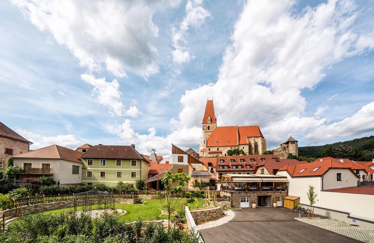 Ansicht von Weißenkirchen in der Wachau mit Kirche und historischen Gebäuden.
